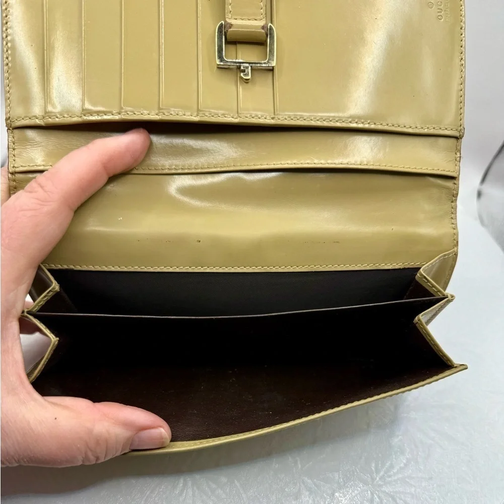 Gucci Beige‎ Leather Unisex Wallet with Gold Enamel Lock